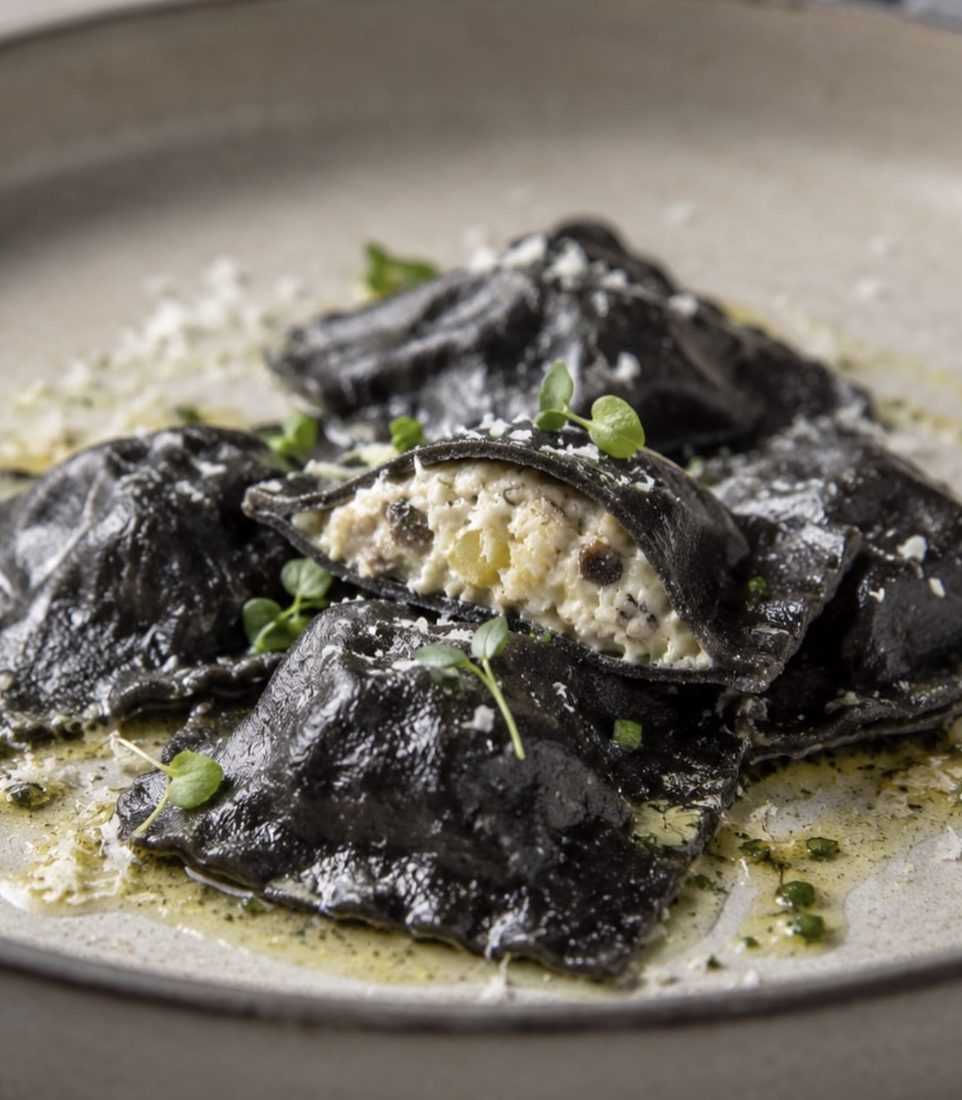 Ravioli al nero de sepia rellenos — pasta fresca hecha a mano en Da Musso, Lanzarote